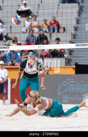 Tlaxcala, Mexiko. Oktober 2023. 8. Oktober 2023, Tlaxcala, Mexiko: Marií-Sárou Štochlová (2) aus Tschechien tritt beim Spiel der Frauen Tschechien gegen Marokko bei der Beachvolleyball-Weltmeisterschaft gegen Marokko an. Am 8. Oktober 2023 in Tlaxcala, Mexiko. (Foto: Essene Hernandez/Eyepix Group/SIPA USA) Credit: SIPA USA/Alamy Live News Stockfoto