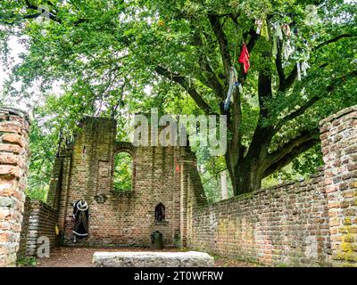 Overasselt, Niederlande. Oktober 2023. Allgemeine Ansicht der Überreste einer alten Kapelle aus dem 15. Jahrhundert, die von Mönchen aus der Abtei Saint-Valery-sur-Somme verwendet wurde. Dieses Wochenende war das Wetter perfekt für einen Spaziergang. Der Herbst ist immer eine schöne Zeit des Jahres, um mehr von der niederländischen Landschaft zu erkunden und das Blut in die Luft zu pumpen, indem Sie eine gemütliche oder lebhafte Wanderung Unternehmen. Quelle: SOPA Images Limited/Alamy Live News Stockfoto