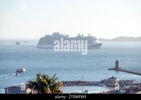 Guernsey, 1. Oktober 2023: Regal Princess Kreuzfahrtschiff in St. Peter Port Stockfoto