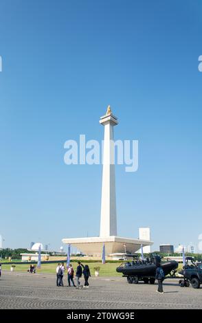 Parade indonesischer Kampffahrzeuge am Nationaldenkmal Jakarta, an dem das indonesische Volk teilnahm. Stockfoto