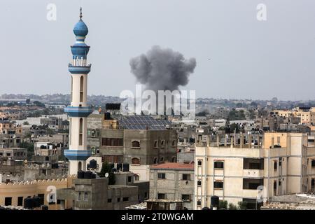 Rafah, Palästinensische Gebiete. Oktober 2023. Nach einem israelischen Luftangriff in der Nähe der Khan Yunis im südlichen Gazastreifen steigt dichter Rauch aus einem Gebäude auf. Israel hat den Gazastreifen über Nacht geschlagen, während die Kämpfe mit islamistischen Hamas-Militanten fortgesetzt werden. Abed Rahim Khatib/dpa/Alamy Live News Stockfoto