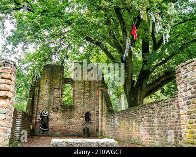 Overasselt, Niederlande. Oktober 2023. Allgemeine Ansicht der Überreste einer alten Kapelle aus dem 15. Jahrhundert, die von Mönchen aus der Abtei Saint-Valery-sur-Somme verwendet wurde. Dieses Wochenende war das Wetter perfekt für einen Spaziergang. Der Herbst ist immer eine schöne Zeit des Jahres, um mehr von der niederländischen Landschaft zu erkunden und das Blut in die Luft zu pumpen, indem Sie eine gemütliche oder lebhafte Wanderung Unternehmen. (Foto: Ana Fernandez/SOPA Images/SIPA USA) Credit: SIPA USA/Alamy Live News Stockfoto