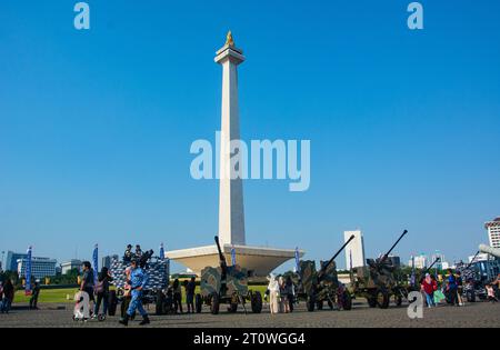 Parade indonesischer Kampffahrzeuge am Nationaldenkmal Jakarta, an dem das indonesische Volk teilnahm. Stockfoto