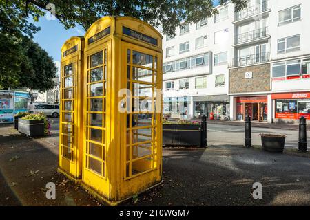 Guernsey, 3. Oktober 2023: Gelbe Telefonzellen in St. Peter Port Stockfoto