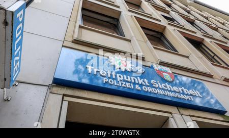 Gebaeude, Schild Treffpunkt Sicherheit, Polizei und Ordnungsamt in Siegen am 09.10.2023 in Siegen/Deutschland. *** Gebäude, Schild Treffpunkt Sicherheit, Polizei und öffentliches Ordnungsamt in Siegen am 09 10 2023 in Siegen Deutschland Stockfoto