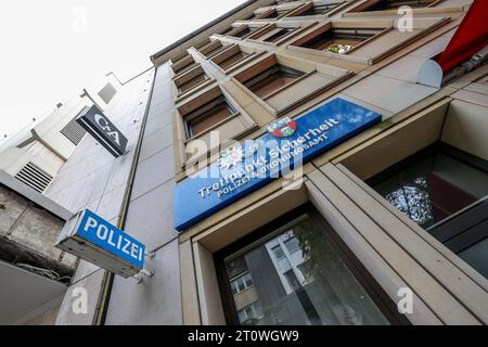 Gebaeude, Schild Treffpunkt Sicherheit, Polizei und Ordnungsamt in Siegen am 09.10.2023 in Siegen/Deutschland. *** Gebäude, Schild Treffpunkt Sicherheit, Polizei und öffentliches Ordnungsamt in Siegen am 09 10 2023 in Siegen Deutschland Stockfoto