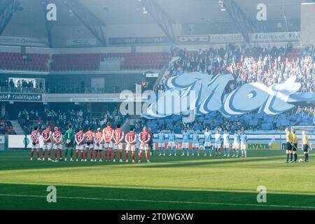 Kalmar, Schweden. Oktober 2023. Die Spieler der beiden Teams stellen sich für das Allsvenskan-Spiel zwischen Kalmar FF und Malmö FF in der Guldfaageln Arena in Kalmar an. (Foto: Gonzales Photo - Joe Miller). Stockfoto