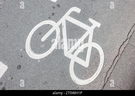 Radfahren, Fahrradfahren in der Siegener Innenstadt, Fahrrad auf der Straße aufgespruht aufgesprüht Verkehrswesen, Radfahren in der Innenstadt am 09.10.2023 in Siegen/Deutschland. *** Radfahren, Radfahren in der Innenstadt Siegens, Fahrrad auf der Straße gesprühter Verkehr, Radfahren in der Innenstadt am 09 10 2023 in Siegen Deutschland Credit: Imago/Alamy Live News Stockfoto