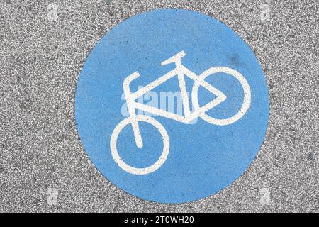 Radfahren, Fahrradfahren in der Siegener Innenstadt, Fahrrad auf der Straße aufgespruht aufgesprüht Verkehrswesen, Radfahren in der Innenstadt am 09.10.2023 in Siegen/Deutschland. *** Radfahren, Radfahren in der Innenstadt Siegens, Fahrrad auf der Straße gesprühter Verkehr, Radfahren in der Innenstadt am 09 10 2023 in Siegen Deutschland Credit: Imago/Alamy Live News Stockfoto