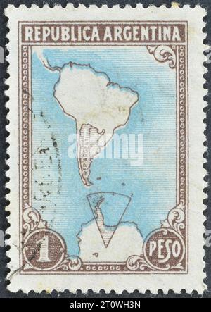 Gestempelte Briefmarke, gedruckt von Argentinien, die Südamerika-Karte mit Antarktis zeigt, um 1951. Stockfoto