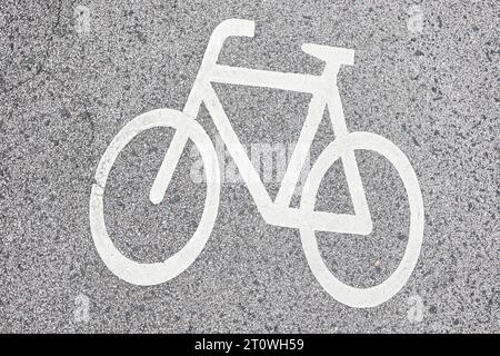 Radfahren, Fahrradfahren in der Siegener Innenstadt, Fahrrad auf der Straße aufgespruht aufgesprüht Verkehrswesen, Radfahren in der Innenstadt am 09.10.2023 in Siegen/Deutschland. *** Radfahren, Radfahren in der Innenstadt Siegens, Fahrrad auf der Straße gesprühter Verkehr, Radfahren in der Innenstadt am 09 10 2023 in Siegen Deutschland Credit: Imago/Alamy Live News Stockfoto