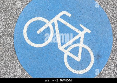 Radfahren, Fahrradfahren in der Siegener Innenstadt, Fahrrad auf der Straße aufgespruht aufgesprüht Verkehrswesen, Radfahren in der Innenstadt am 09.10.2023 in Siegen/Deutschland. *** Radfahren, Radfahren in der Innenstadt Siegens, Fahrrad auf der Straße gesprühter Verkehr, Radfahren in der Innenstadt am 09 10 2023 in Siegen Deutschland Credit: Imago/Alamy Live News Stockfoto