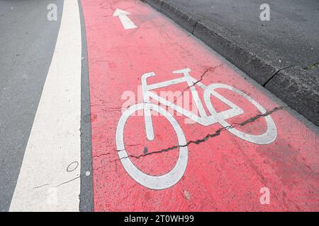 Radfahren, Fahrradfahren in der Siegener Innenstadt, Fahrrad auf der Straße aufgespruht aufgesprüht Verkehrswesen, Radfahren in der Innenstadt am 09.10.2023 in Siegen/Deutschland. *** Radfahren, Radfahren in der Innenstadt von Siegen, Fahrrad auf der Straße gesprühter Verkehr, Radfahren in der Innenstadt am 09 10 2023 in Siegen Deutschland Stockfoto