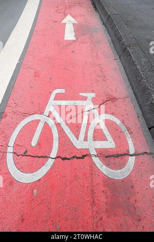 Radfahren, Fahrradfahren in der Siegener Innenstadt, Fahrrad auf der Straße aufgespruht aufgesprüht Verkehrswesen, Radfahren in der Innenstadt am 09.10.2023 in Siegen/Deutschland. *** Radfahren, Radfahren in der Innenstadt von Siegen, Fahrrad auf der Straße gesprühter Verkehr, Radfahren in der Innenstadt am 09 10 2023 in Siegen Deutschland Stockfoto