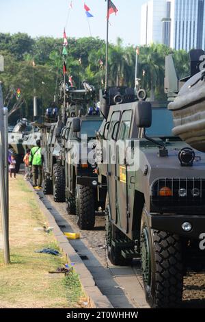 Parade indonesischer Kampffahrzeuge am Nationaldenkmal Jakarta, an dem das indonesische Volk teilnahm. Stockfoto