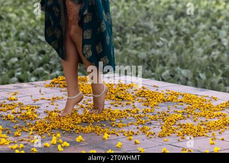 Ein Mädchen tanzt einen indischen Tanz während einer Touristenreise durch das pulsierende Indien. Stockfoto