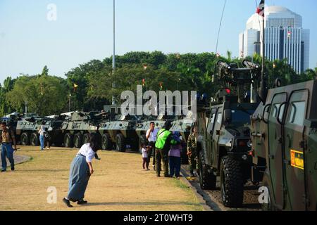 Parade indonesischer Kampffahrzeuge am Nationaldenkmal Jakarta, an dem das indonesische Volk teilnahm. Stockfoto