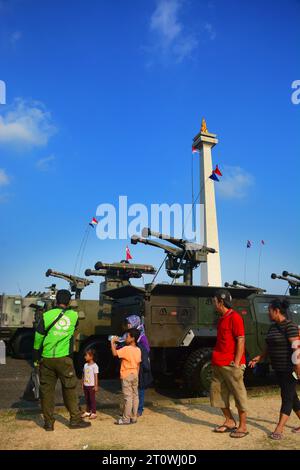 Parade indonesischer Kampffahrzeuge am Nationaldenkmal Jakarta, an dem das indonesische Volk teilnahm. Stockfoto