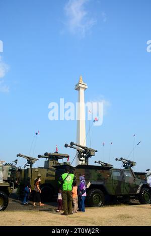 Parade indonesischer Kampffahrzeuge am Nationaldenkmal Jakarta, an dem das indonesische Volk teilnahm. Stockfoto