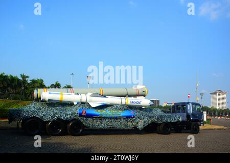 Indonesische Armee-Kampffahrzeugparade in Jakarta. Stockfoto