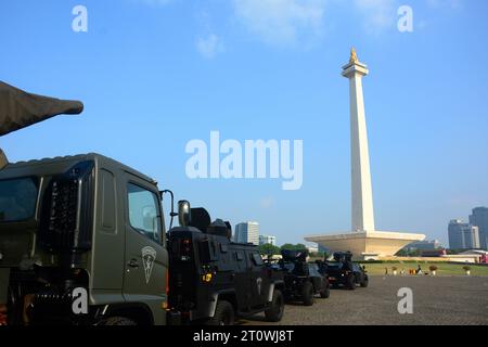 Parade indonesischer Kampffahrzeuge am Nationaldenkmal Jakarta, an dem das indonesische Volk teilnahm. Stockfoto