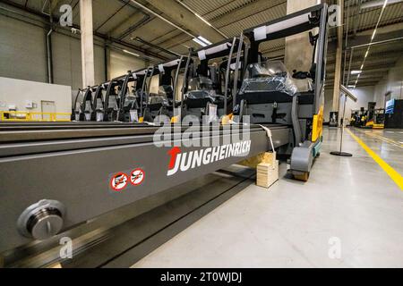 Vrskman, Tschechische Republik. Oktober 2023. Eröffnung des neuen Produktionswerks des Gabelstaplerhändlers Jungheinrich in Vrskman, Region Chomutov, Tschechische Republik, 9. Oktober 2023. Das 1953 gegründete Unternehmen Jungheinrich bietet Materialumschlaggeräte, Logistiksysteme und Dienstleistungen an. Der Hamburger Konzern ist durch eigene Direktverkaufsbüros in 41 Ländern vertreten. Das Unternehmen beschäftigt weltweit fast 20.000 Mitarbeiter. Quelle: Vojtech Hajek/CTK Photo/Alamy Live News Stockfoto