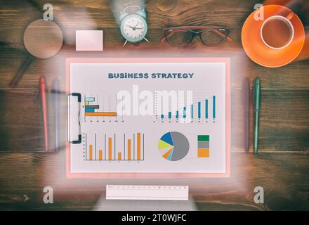 Topview des Klemmbretts mit Strategie zur Zeichenbeschäftigung auf Holztisch. Business- und Startup-Konzept. Stockfoto