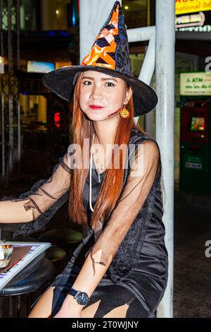 Thailändische Bargastin in schickem Kleid am Halloween Abend, Ko Samui, Thailand Stockfoto