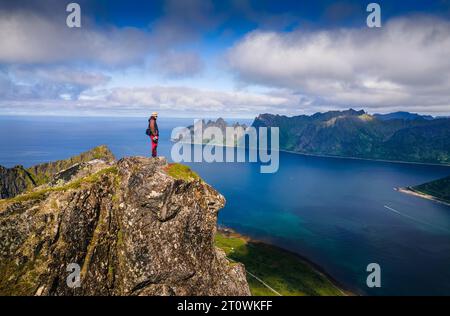 Wanderer auf dem Gipfel des Husfjellet auf der Insel Senja in Norwegen Stockfoto