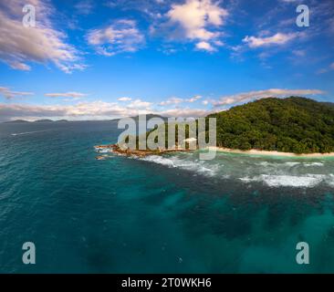 Aus der Vogelperspektive des Anse Strandes auf der Insel La Digue auf den Seychellen Stockfoto