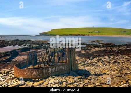 Marwick Head und das Kitchener Memorial in Orkney, Schottland Stockfoto