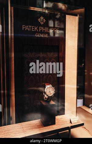 Ladenpräsentation der Marke Patek Philippe in New York, USA. Es ist ein Schweizer Luxusuhrenhersteller, der 1839 gegründet wurde. Stockfoto