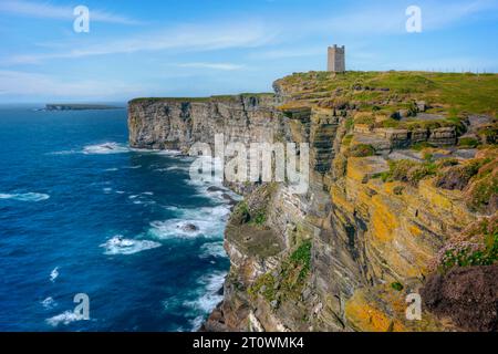 Marwick Head und das Kitchener Memorial in Orkney, Schottland Stockfoto