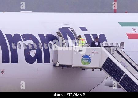 Hamburg, Deutschland. Oktober 2023. Ein Flugzeug der Iran Air steht am Flughafen Hamburg. Der Flugbetrieb am Flughafen Hamburg, der aufgrund eines drohenden Angriffs auf ein iranisches Flugzeug aus Teheran ausgesetzt wurde, wurde wieder aufgenommen. Quelle: Jonas Walzberg/dpa/Alamy Live News Stockfoto