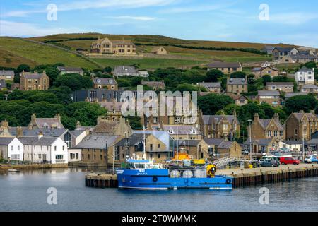 Die Altstadt von Stromness mit ihrem Fährterminal in Orkney, Schottland. Stockfoto
