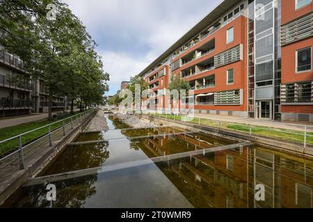 Duisburg, Ruhrgebiet, Nordrhein-Westfalen, Deutschland - Schwammstadt. Klimaresiliente Stadt. Moderne Wohnhaeuser an der Speichergracht am Innenhafen Stockfoto