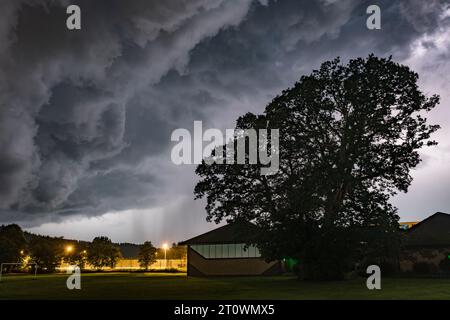 Dramatische Gewitterwolken und starker Regen nähern sich der walisischen Kleinstadt Presteigne, Powys, Großbritannien. Stockfoto