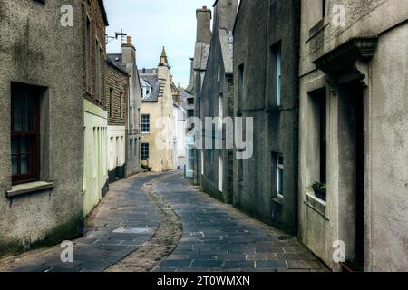 Die Altstadt von Stromness mit ihrem Fährterminal in Orkney, Schottland. Stockfoto
