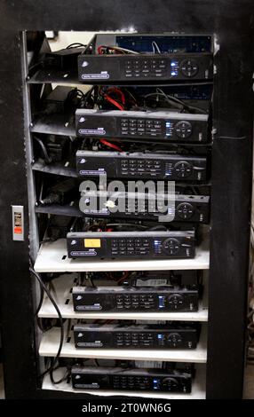Kairo, Ägypten, 3. Oktober 2023: HS AHD Digital Video Recorder (DVR) staubhaltiges Rack, ein elektronisches Gerät, das Videos in einem digitalen Format auf eine Diskette aufzeichnet Stockfoto