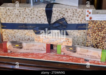 Turin, Piemont, Italien -04-20-2019- Torrone ist ein traditionelles piemontesisches Dessert aus Honig und Haselnüssen Stockfoto