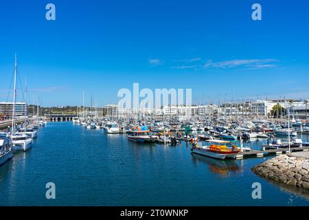 LAGOS, PORTUGAL - FERBUARY 28, 2023: Schiffe und Boote im Hafen von Lagos, Portugal am 28. Februar 2023 Stockfoto