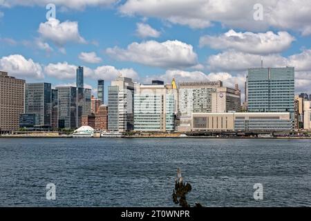 Der Campus der NYU Langone Health an der 1st Avenue, der um das Tisch Hospital herum gebaut wurde, umfasst acht miteinander verbundene Gebäude. Stockfoto