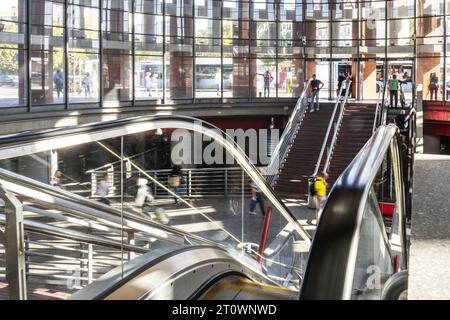 Innenkreis mit normalen Treppen und Metalltreppen mit öffentlichem Fußweg an der U-Bahn-Station Atocha in Madrid, Spanien Stockfoto