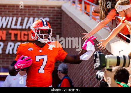 7. Oktober 2023: Clemson Tigers Running Back Phil Mafah (7) interagiert mit Fans vor dem ACC Football Matchup gegen die Wake Forest Demon Deacons im Memorial Stadium in Clemson, SC. (Scott Kinser/CSM) (Bild: © Scott Kinser/Cal Sport Media) Stockfoto