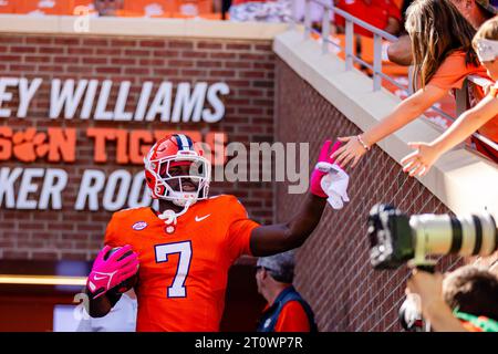 7. Oktober 2023: Clemson Tigers Running Back Phil Mafah (7) interagiert mit Fans vor dem ACC Football Matchup gegen die Wake Forest Demon Deacons im Memorial Stadium in Clemson, SC. (Scott Kinser/CSM) Stockfoto