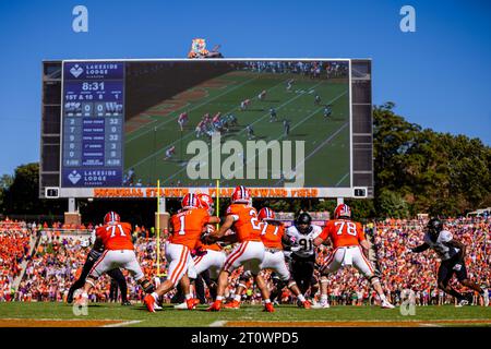 7. Oktober 2023: Clemson Tigers Running Back will Shipley (1) täuscht die Übergabe von Quarterback Cade Klubnik (2) während des ersten Viertels des ACC Football Matchups im Memorial Stadium in Clemson, SC. Vor. (Scott Kinser/CSM) (Bild: © Scott Kinser/Cal Sport Media) Stockfoto