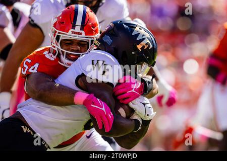 7. Oktober 2023: Der Linebacker Jeremiah Trotter Jr. (54) der Clemson Tigers kämpft im ACC Football Matchup im Memorial Stadium in Clemson, SC, gegen die Wake Forest Demon Deacons. (Scott Kinser/CSM) Stockfoto