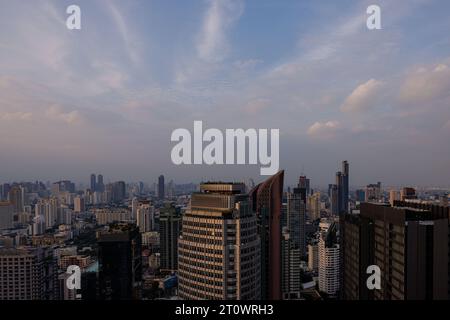 9. Oktober 2023, Bangkok, Thailand: Ein Blick auf die Skyline der Stadt in Bangkok, Thailand, Montag, 9. Oktober 2023. (Kreditbild: © Andre Malerba/ZUMA Press Wire) NUR REDAKTIONELLE VERWENDUNG! Nicht für kommerzielle ZWECKE! Stockfoto