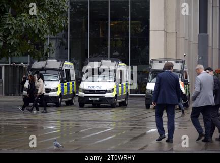 Die Konferenz der Konservativen Partei in Manchester fand ab dem 1. Oktober 2023 im Manchester Central Convention Complex statt, mehrere Ringe aus Stahl mit vielen Hunderten von Polizeibeamten, Antiterrormaßnahmen sichtbar, konservative Partei,Konferenz,Protest,Konferenz,Konservative Partei,Konservative,Konservative,Tory,Tories,nationale Demonstration,Demonstranten,Konferenz,Politik,Demonstration,Tory Party,Credit: Terry Waller, Stockfoto