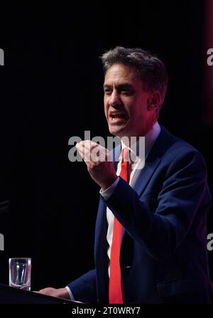 Schattenstaatssekretär für Energiesicherheit und Netz Null Ed Miliband sprach während der Labour Party Konferenz in Liverpool. Bilddatum: Montag, 9. Oktober 2023. Stockfoto